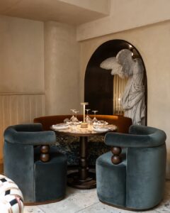 𝐓𝐇𝐈𝐑𝐓𝐄𝐄𝐍 . Voor Restaurant Thirteen in Mechelen komen diepe kleuren, rijke texturen en verfijnde materialen...