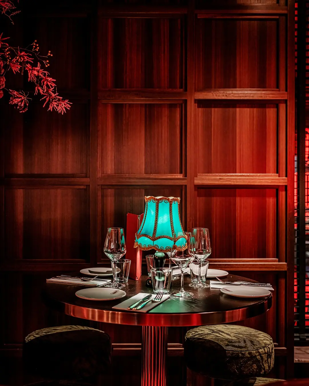 𝗕𝗔𝗥 𝗡𝗢𝗟𝗔 . Voor Bar Nola in Maastricht mocht Leta het meubilair leveren dat naadloos...