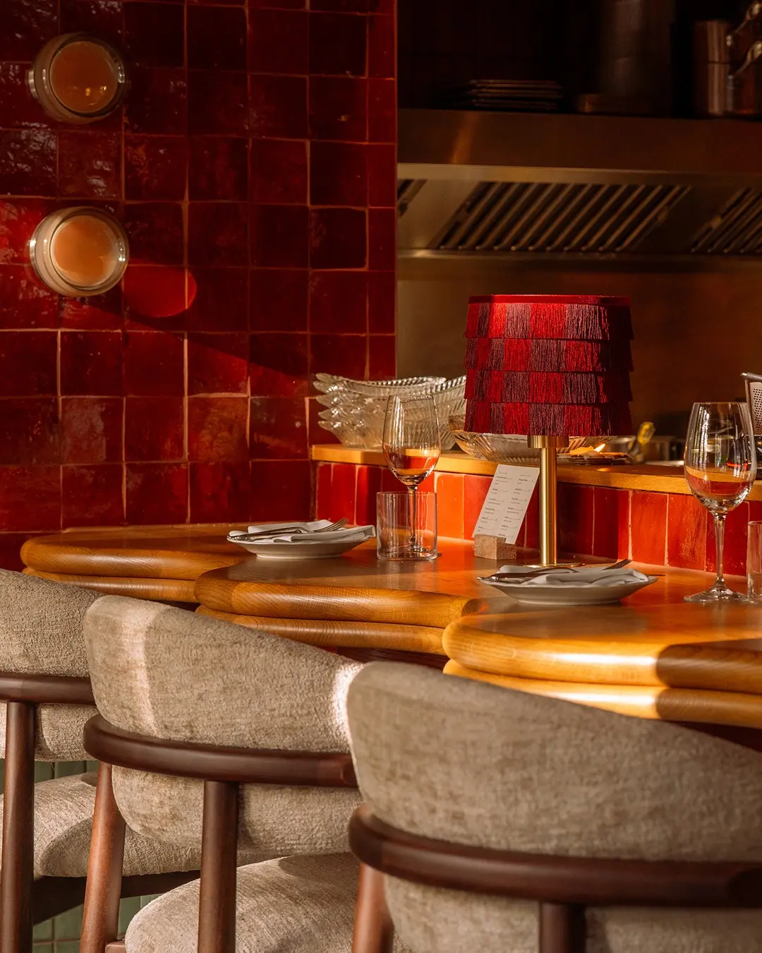 𝐓𝐎𝐄𝐓 . Bij Restaurant Toet in Amsterdam vormt het meubilair een essentieel onderdeel van de...