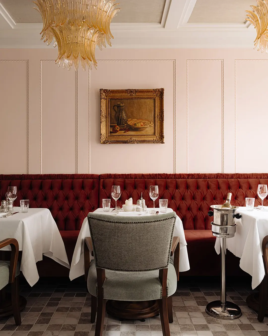𝐁𝐑𝐀𝐒𝐒𝐄𝐑𝐈𝐄 𝐌𝐀𝐑𝐆𝐀𝐔𝐗 . Bij Brasserie Margaux in Amsterdam-Zuid vormt ons meubilair het hart van de...