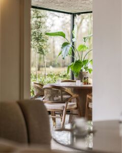 𝐂𝐎𝐌𝐄𝐑 . Het interieur van Comer Dreefzicht in Haarlem is ingericht met een veelzijdige collectie...
