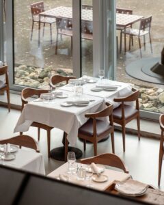 𝗖𝗹𝘂𝗯 𝗕𝗶𝗿𝗱𝗶𝗲𝘀 . Bij Club Birdies in Amsterdam komen sport, horeca en design samen in...