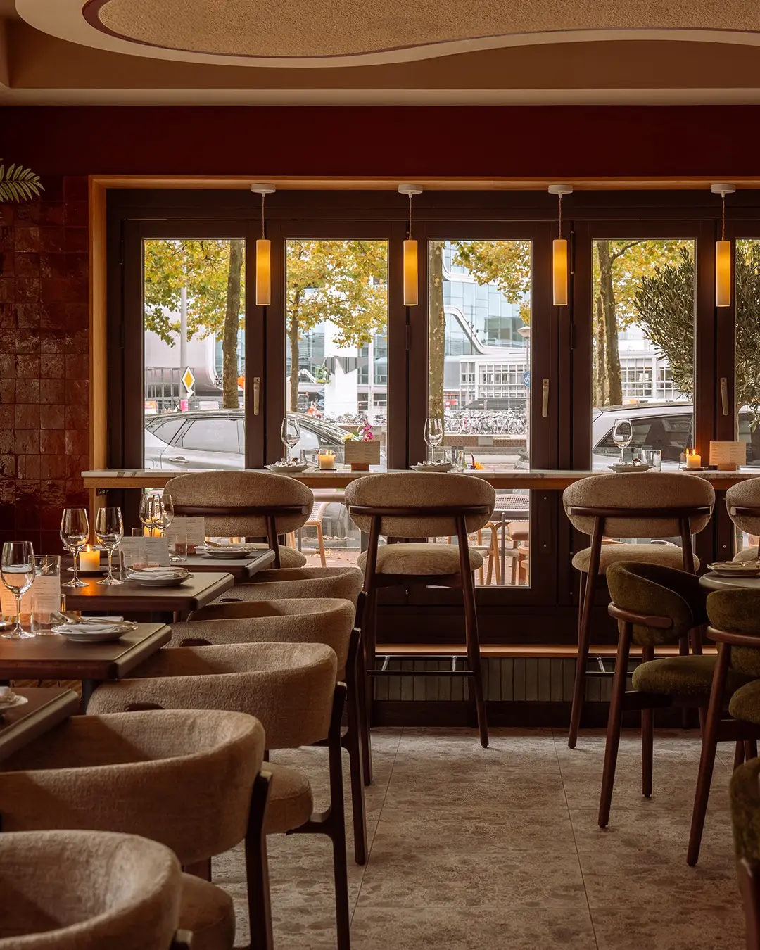𝐓𝐎𝐄𝐓 . In hartje Amsterdam heeft Leta Meubelen het interieur voorzien van zorgvuldig gekozen meubels...