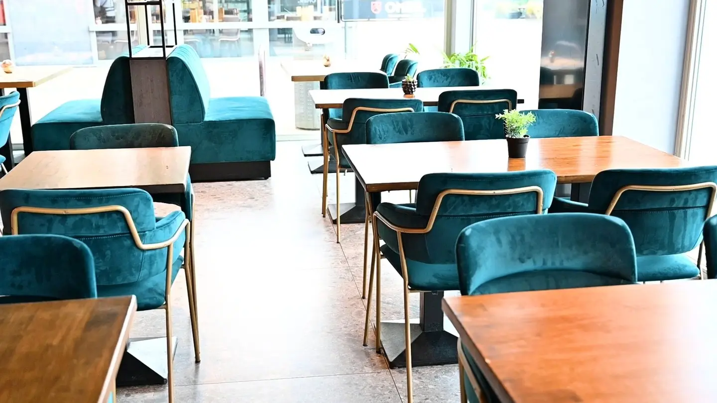 𝗖𝗢𝗟𝗟𝗢𝗦𝗦𝗘𝗢 Maak kennis met het interieur van Colosseo, waar traditionele Italiaanse smaken samensmelten met een...