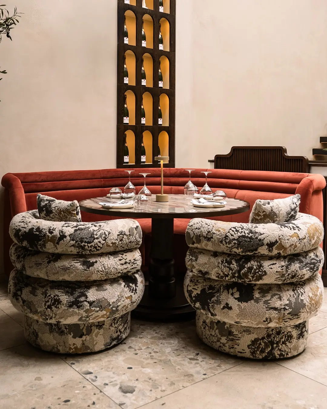 𝐓𝐇𝐈𝐑𝐓𝐄𝐄𝐍 . Voor Thirteen in Mechelen heeft Leta Meubelen een collectie geleverd waarin karakter, sfeer...