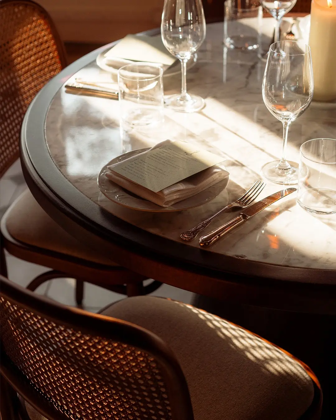 𝗧𝗿𝗼𝗲𝗳 . Voor Troef in Amsterdam leverde Leta Meubelen het meubilair dat perfect aansluit bij...