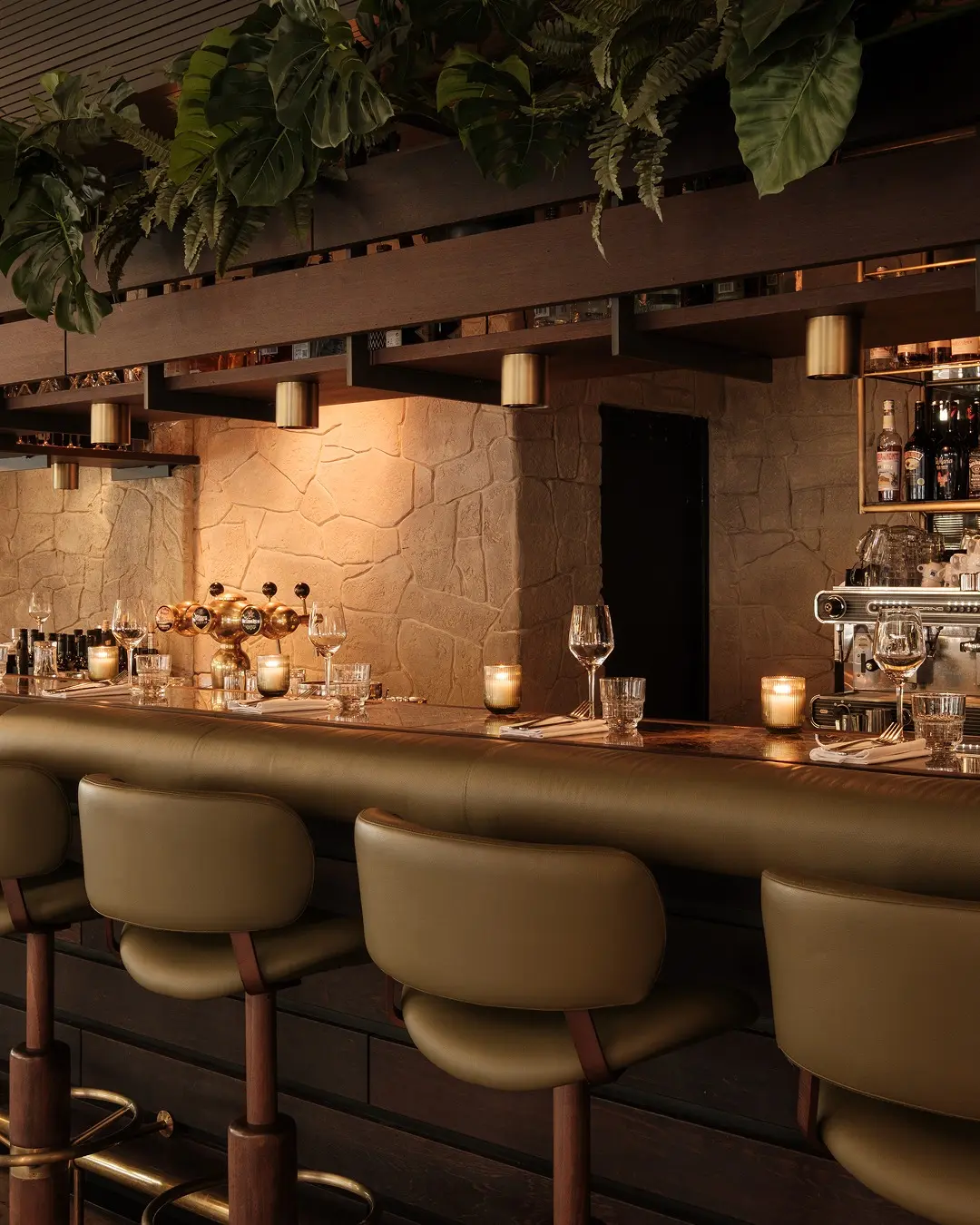 𝐂𝐀𝐒𝐓𝐄𝐋𝐋 𝐙𝐔𝐈𝐃 . Van strakke, op maat gemaakte banken tot uitnodigende hoge tafels. Elk element...