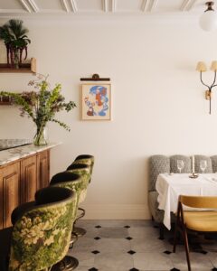 Café Garçon . Café Garçon brengt de klassieke Franse bistro-sfeer tot leven met een eigentijdse...