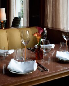 𝚃𝚑𝚎 𝑀𝒶𝓇𝓁𝒾𝓃 𝙱𝚊𝚛 . The Marlin Bar in Amsterdam werd ingericht met hoogwaardig maatwerkmeubilair van...