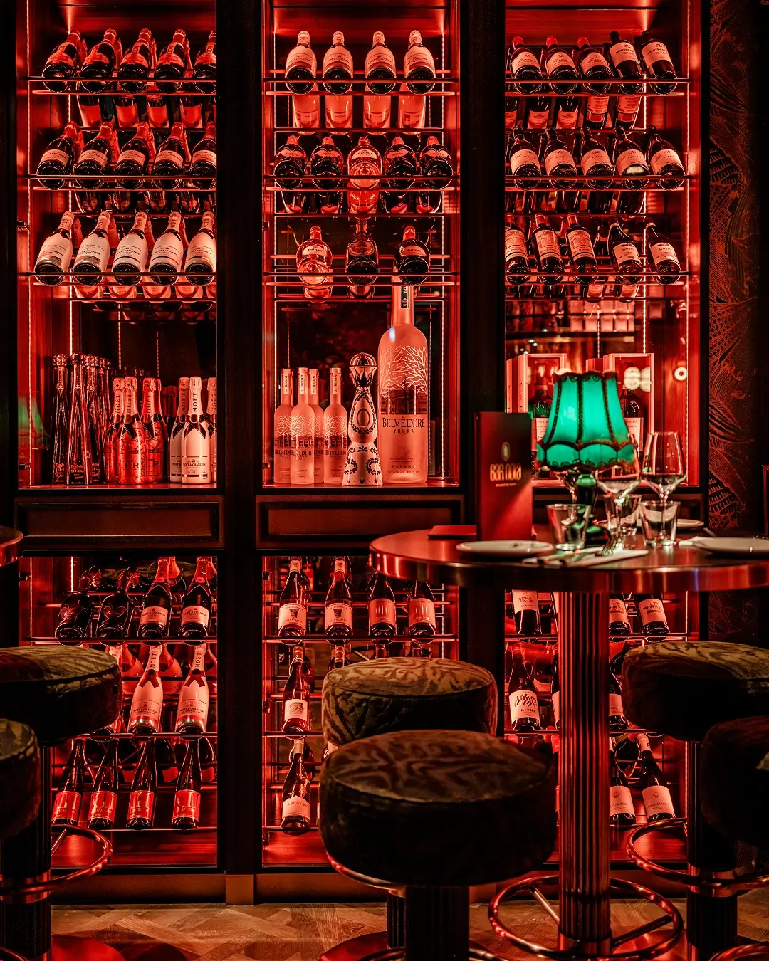 𝗕𝗔𝗥 𝗡𝗢𝗟𝗔 . Voor Bar Nola leverden we een gewaagde mix van materialen: dieprode velvet...