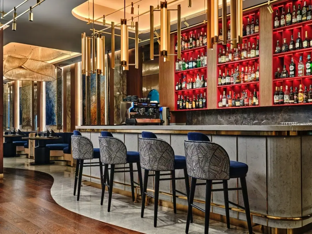 CROWNE PLAZA BY IHG (2) - stoelen en tafels voor horeca