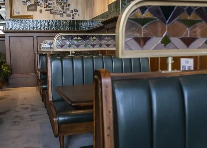 VARUNA PUB 4 1.jpg - tafels stoelen horeca