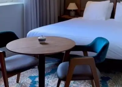 Hotelryderthumb - restaurant bank