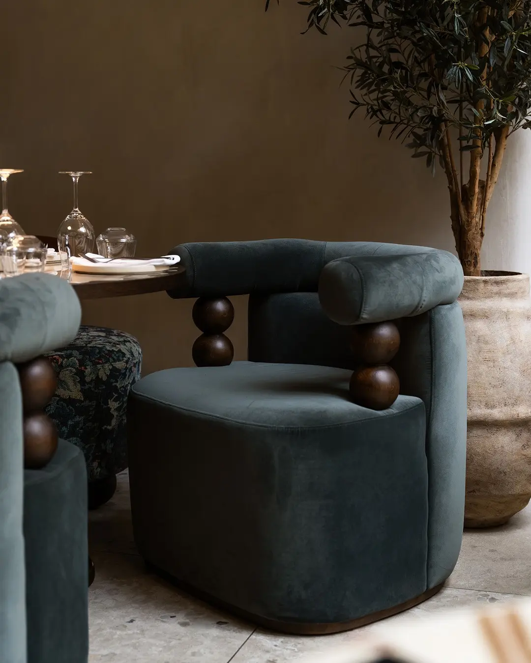 𝐓𝐇𝐈𝐑𝐓𝐄𝐄𝐍 . Bij Leta draait alles om meubels die bijdragen aan een evenwichtig interieur. In...