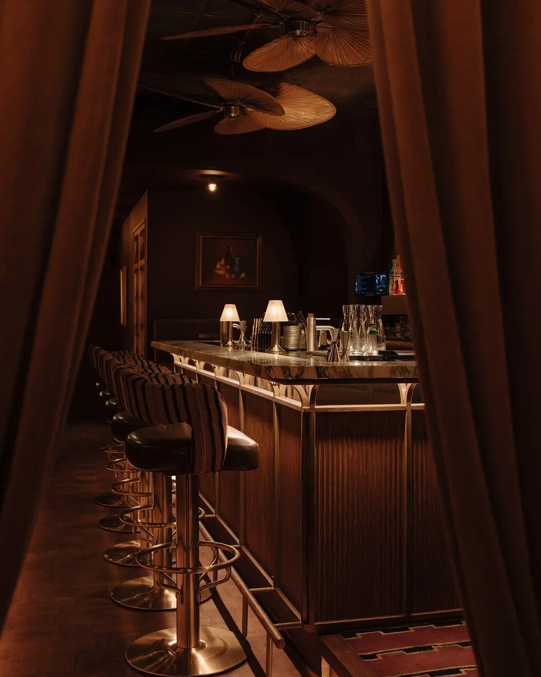 𝐃𝐎𝐎𝐑 𝟕𝟒 . Diepte en detail bij Door 74 in Amsterdam Onze gecapitonneerde wandbanken in...