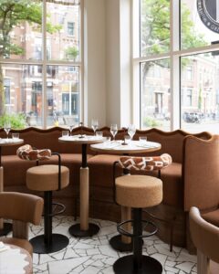 𝟭𝗡𝗨𝗟𝟴 . Voor de nieuwe vestiging van 1NUL8 Noord in Rotterdam heeft Leta Meubelen bijgedragen...