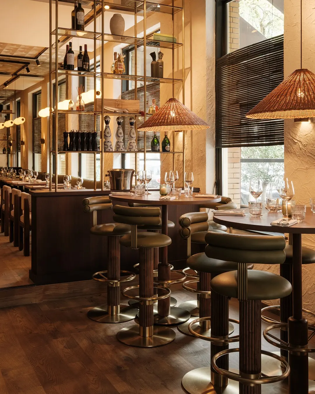 𝐂𝐀𝐒𝐓𝐄𝐋𝐋 𝐙𝐔𝐈𝐃 . Voor Castell Zuid in Amsterdam, leverde Leta het volledige maatwerk: strakke, comfortabele...