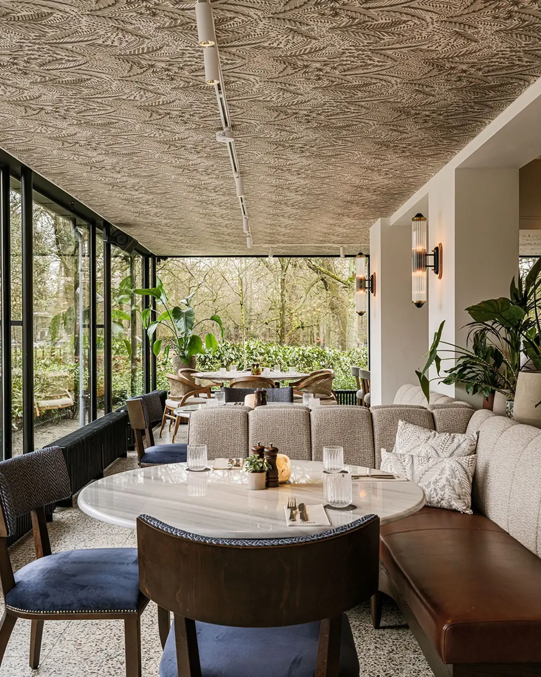 𝐂𝐎𝐌𝐄𝐑 . Leta Meubelen leverde het volledige meubelpakket voor Comer Dreefzicht in Haarlem met items...
