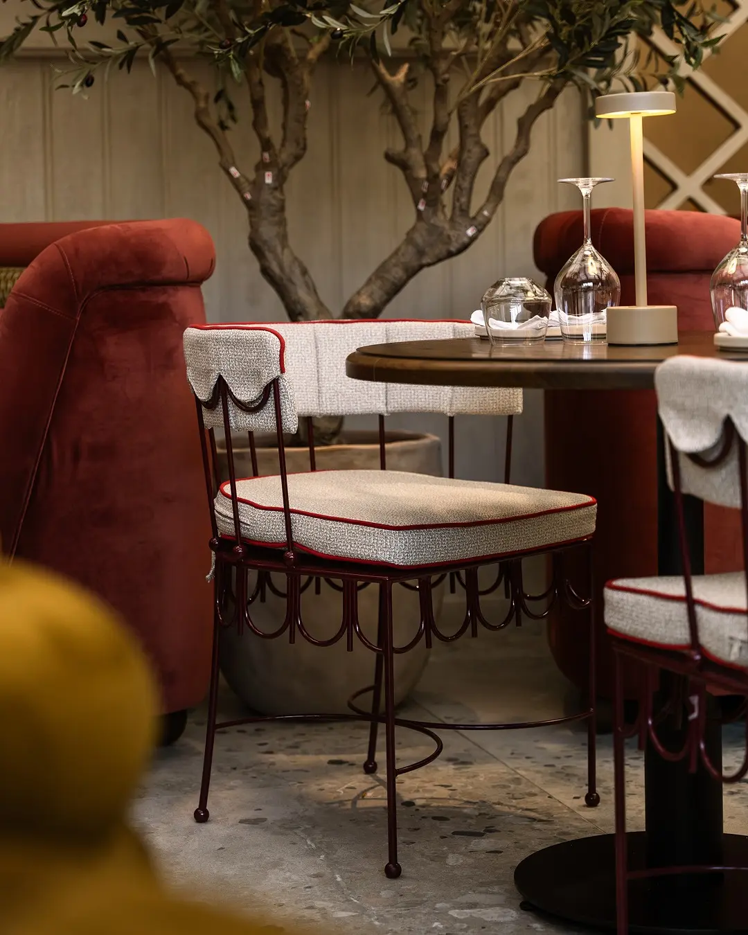 𝐓𝐇𝐈𝐑𝐓𝐄𝐄𝐍 . Voor Thirteen in Mechelen leverde Leta Meubelen geen standaardstukken, maar maatwerk dat meteen...