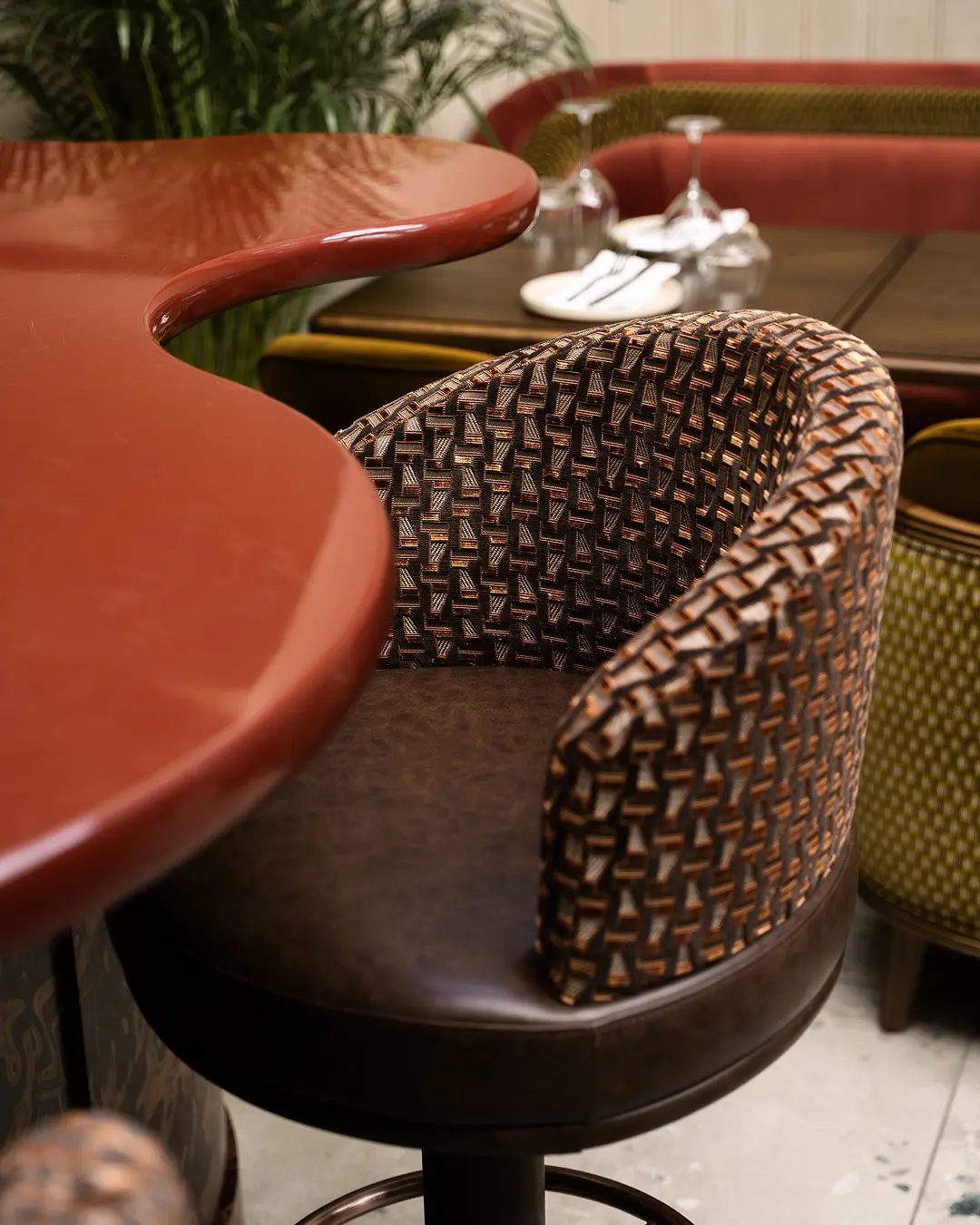 𝐓𝐇𝐈𝐑𝐓𝐄𝐄𝐍 . Bij Thirteen in Mechelen brengt ons meubilair karakter en internationale allure samen. Van...