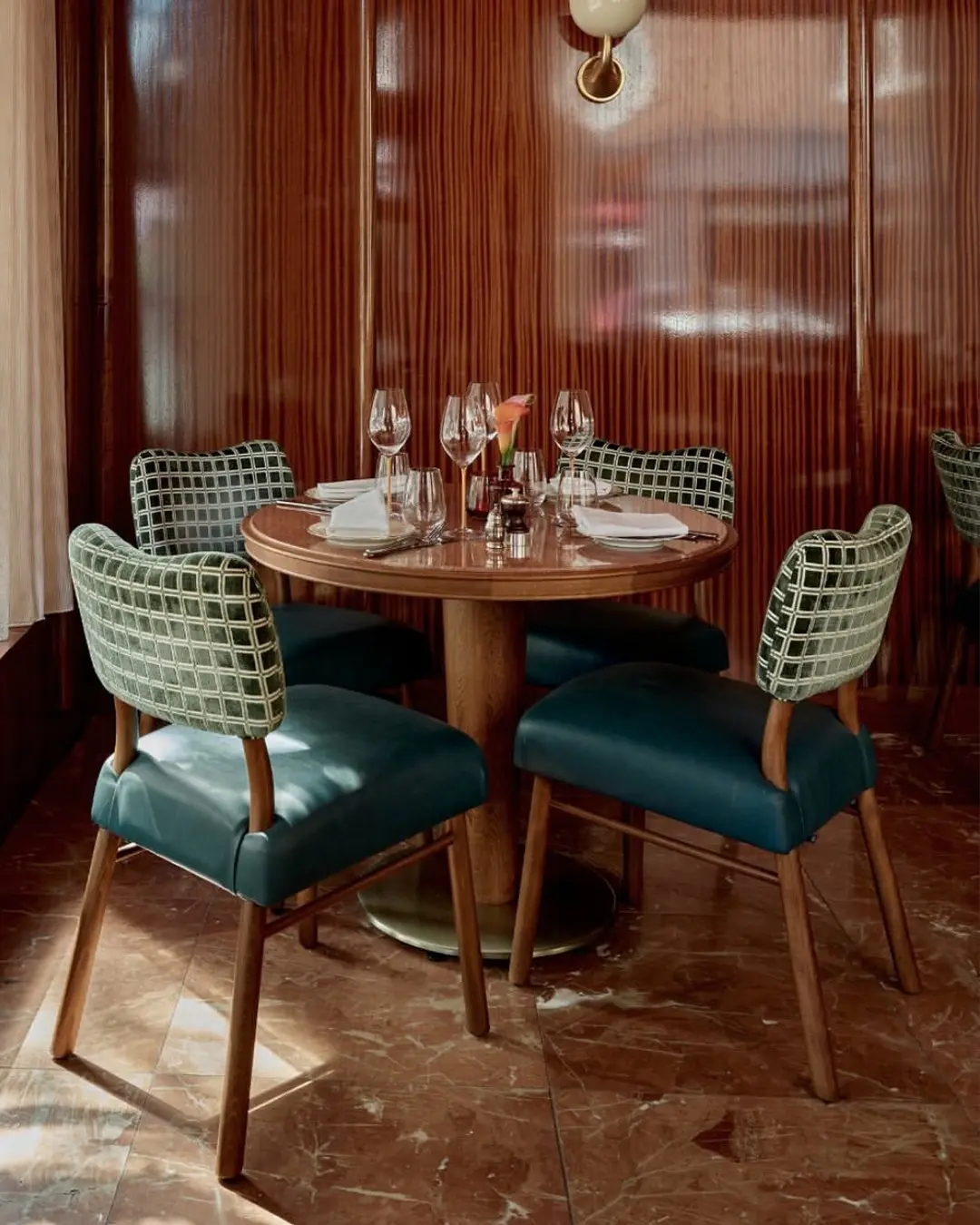 𝚃𝚑𝚎 𝑀𝒶𝓇𝓁𝒾𝓃 𝙱𝚊𝚛 . Voor The Marlin Bar in Amsterdam leverde Leta Meubelen het meubilair...