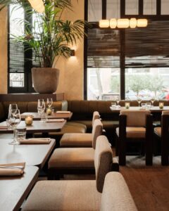 𝐂𝐀𝐒𝐓𝐄𝐋𝐋 𝐙𝐔𝐈𝐃 . Voor Castell Zuid in Amsterdam werd een selectie meubilair samengesteld die perfect...